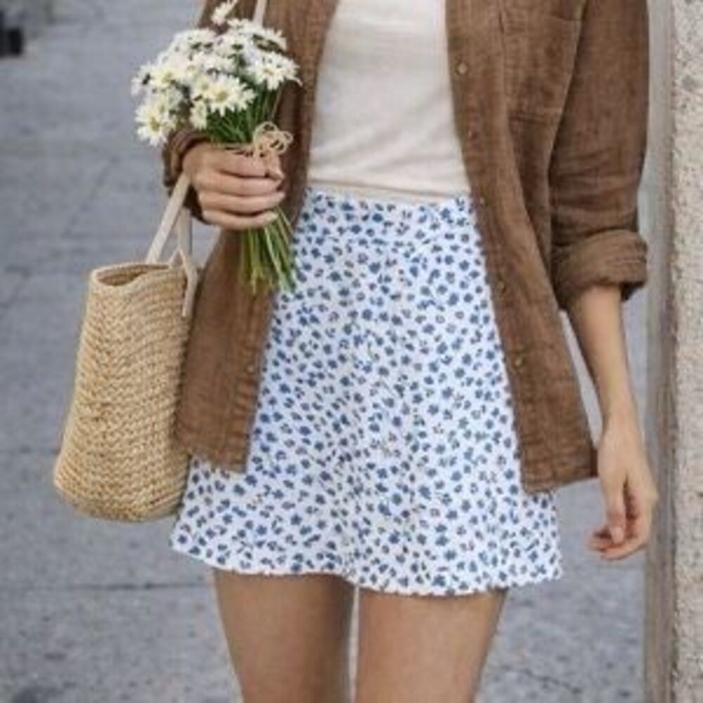 ✨Francesca's Mi Ami Floral Blue and White Mini Sz Large Skirt✨